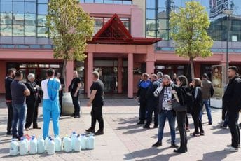 Traže povećanje otkupne cijene mlijeka za pet centi i deset odsto veću premiju Traže povećanje otkupne cijene mlijeka za pet centi i deset odsto veću premiju