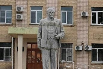Rusi u okupiranom gradu postavili spomenik Lenjinu Rusi u okupiranom gradu postavili spomenik Lenjinu