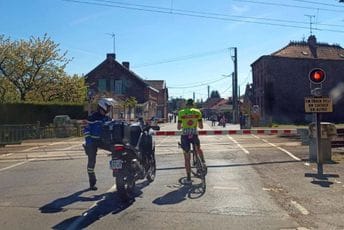 Najsporiji biciklista: Morao da čeka da prođe voz, prestiglo ga i posljednje prateće vozilo... Najsporiji biciklista: Morao da čeka da prođe voz, prestiglo ga i posljednje prateće vozilo...