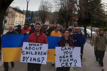 Cetinje danas s porukama: "Što je s đecom koja umiru?" i "Zar ne čujete njihov plač?!" Cetinje danas s porukama: "Što je s đecom koja umiru?" i "Zar ne čujete njihov plač?!"
