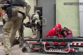 Ukrajinski bolničar pomaže ranjenima usred bombardovanja (Video) Ukrajinski bolničar pomaže ranjenima usred bombardovanja (Video)