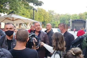 Optužbe protiv Veljovića plan za rušenje Đukanovića Đukanović na Cetinju 4. i 5. septembra stao uz građanke i građane Crne Gore