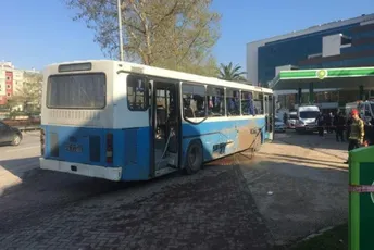 U Bursi raznijet autobus pun zatvorskih čuvara, snimljen trenutak eksplozije U Bursi raznijet autobus pun zatvorskih čuvara, snimljen trenutak eksplozije