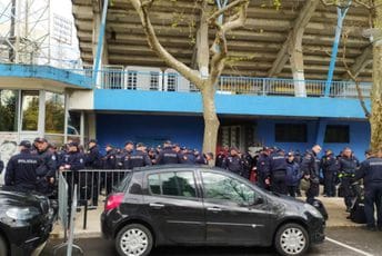 Stadion ograđen, ispred su brojne policijske snage Stadion ograđen, ispred su brojne policijske snage