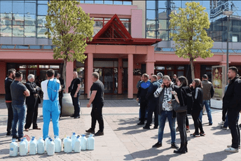 Stočari najavljuju obustavu isporuke i blokadu mljekara Stočari najavljuju obustavu isporuke i blokadu mljekara