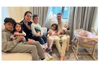 Ronaldo objavio prvu fotografiju s novorođenom djevojčicom nakon što mu je tragično preminuo sin Ronaldo objavio prvu fotografiju s novorođenom djevojčicom nakon što mu je tragično preminuo sin