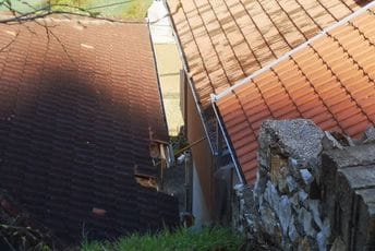 Ogromna stijena probila krov: Šokantne fotografije kuće u kojoj je poginula Elmira Sefo Ogromna stijena probila krov: Šokantne fotografije kuće u kojoj je poginula Elmira Sefo