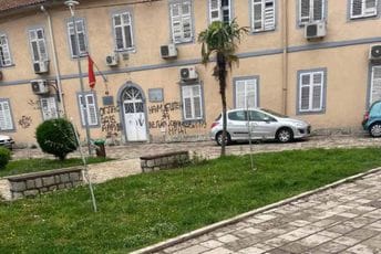 Šta stoji iza grafita na sjedištu NPCG: Mnogo nepravilnosti, gomilanje saradnika, oglasi i šefovi bez potrebnih uslova? Šta stoji iza grafita na sjedištu NPCG: Mnogo nepravilnosti, gomilanje saradnika, oglasi i šefovi bez potrebnih uslova?