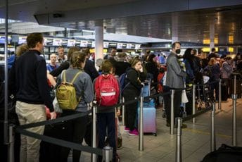 Haos na aerodromu u Amsterdamu: Putnicima poručili da ne dolaze Haos na aerodromu u Amsterdamu: Putnicima poručili da ne dolaze