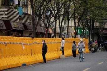 „Zatvorili su ljude kao životinje“: Šangaj ogradio zgrade pogođene koronom „Zatvorili su ljude kao životinje“: Šangaj ogradio zgrade pogođene koronom