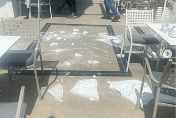 Podgorica: Pala fasada u baštu kafića, srećom nema povrijeđenih Podgorica: Pala fasada u baštu kafića, srećom nema povrijeđenih