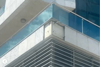 "Normal company" o padu dijela fasade: Po našem, riječ je o eksternom uticaju "Normal company" o padu dijela fasade: Po našem, riječ je o eksternom uticaju