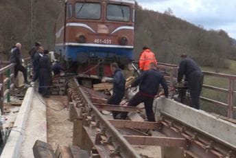 Izvučena lokomotiva koja je iskliznula kod Kolašina Izvučena lokomotiva koja je iskliznula kod Kolašina