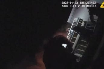 Policajac spasio bebu iz razbuktalog požara na trećem spratu zgrade (VIDEO) Policajac spasio bebu iz razbuktalog požara na trećem spratu zgrade (VIDEO)