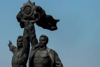 U Kijevu uklanjaju spomenik prijateljstvu Rusa i Ukrajinaca U Kijevu uklanjaju spomenik prijateljstvu Rusa i Ukrajinaca