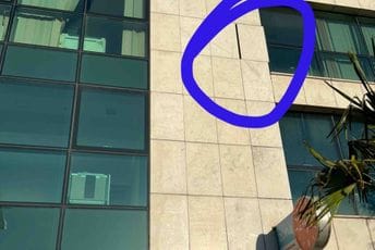 Još jedan dio fasade na zgradi "Normal Company" ne djeluje baš najbezbjednije? Još jedan dio fasade na zgradi "Normal Company" ne djeluje baš najbezbjednije?