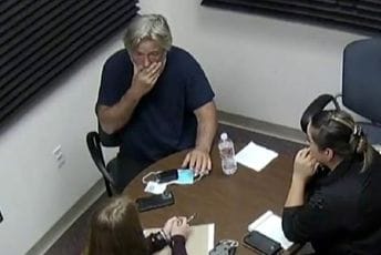 (VIDEO) Trenutak kad je Boldvin saznao da je upucana snimateljka preminula (VIDEO) Trenutak kad je Boldvin saznao da je upucana snimateljka preminula