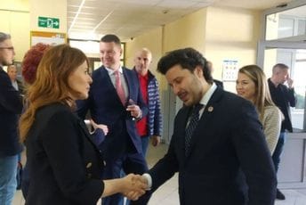 Abazović: Nema mjesta panici, djeca u školama i njihovi roditelji mogu da se osjećaju komotno Abazović: Nema mjesta panici, djeca u školama i njihovi roditelji mogu da se osjećaju komotno