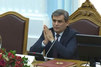 Ibrahimović uoči glasanja o nepovjerenju Vladi: Bošnjačka važne odluke donosi samostalno i hrabro Ibrahimović uoči glasanja o nepovjerenju Vladi: Bošnjačka važne odluke donosi samostalno i hrabro