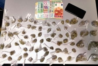 Uhapšen diler: U donjem vešu krio četiri kesice marihuane, u žbunu još 68 Uhapšen diler: U donjem vešu krio četiri kesice marihuane, u žbunu još 68