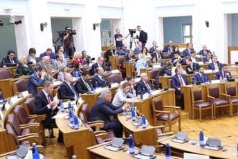 DPS na starom mjestu: Prekompozicija u skupštinskim klupama DPS na starom mjestu: Prekompozicija u skupštinskim klupama