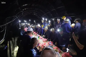 Rudari u Banovićima iftarili u jami dubokoj 300 metara, pridružio im se i premijer Federacije BiH Rudari u Banovićima iftarili u jami dubokoj 300 metara, pridružio im se i premijer Federacije BiH