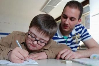 Defektolozima u školama plate manje za 10 odsto Defektolozima u školama plate manje za 10 odsto