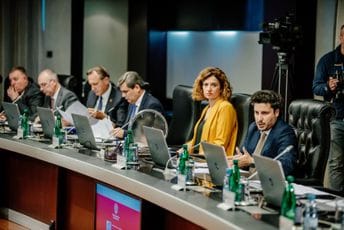 Evo kako je izgledala današnja sjednica nove Vlade (FOTO)