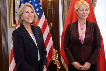 Đurović zahvalna što imamo sigurnost kao članica NATO, Donfrid poručila da svi poslanici učestvuju u radu parlamenta Đurović zahvalna što imamo sigurnost kao članica NATO, Donfrid poručila da svi poslanici učestvuju u radu parlamenta