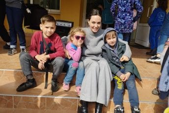 (VIDEO) Anđelina Džoli u Lavovu provela dan s ukrajinskom djecom (VIDEO) Anđelina Džoli u Lavovu provela dan s ukrajinskom djecom