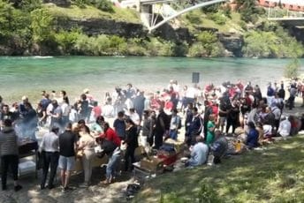 Druženje na obali Morače: Proslava 1. maja u Podgorici kao nekada (VIDEO) Druženje na obali Morače: Proslava 1. maja u Podgorici kao nekada (VIDEO)