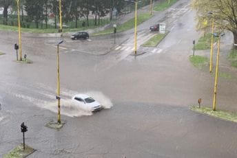 Tuzla: Saobraćajnice bile pod vodom, iz automobila evakuisana djeca Tuzla: Saobraćajnice bile pod vodom, iz automobila evakuisana djeca