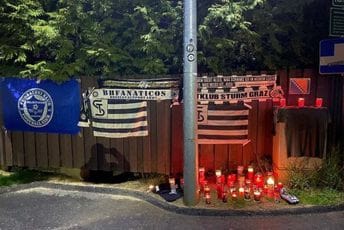 Brojni navijači odali počast Ivici Osimu ispred njegove kuće u Gracu Brojni navijači odali počast Ivici Osimu ispred njegove kuće u Gracu