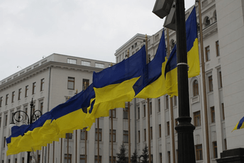 Ispred zgrade EK razvijena zastava Ukrajine duga 30 metara Ispred zgrade EK razvijena zastava Ukrajine duga 30 metara