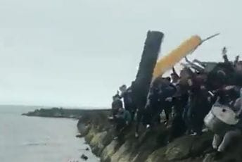 Neobično slavlje: Bacali mrtvačke kovčege u more (VIDEO) Neobično slavlje: Bacali mrtvačke kovčege u more (VIDEO)