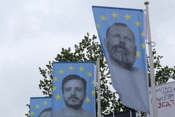 Na izložbi umjetničkih zastava „Otići ili ostati“ u Novom Sadu: Specijalna nagrada za Šoškića i studente FLU Na izložbi umjetničkih zastava „Otići ili ostati“ u Novom Sadu: Specijalna nagrada za Šoškića i studente FLU