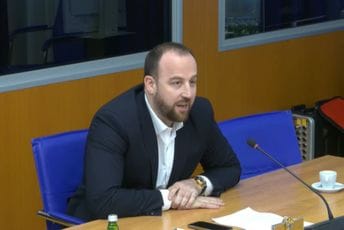 Nikolić: Vučiću od neugodnog sjedjenja na dvije stolice teže pada jedino što je Crna Gora nezavisna Nikolić: Vučiću od neugodnog sjedjenja na dvije stolice teže pada jedino što je Crna Gora nezavisna