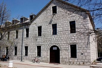 Prijestonica Cetinje: Ko je dogovorio radove na riječ, mimo javne nabavke i ugovora Prijestonica Cetinje: Ko je dogovorio radove na riječ, mimo javne nabavke i ugovora