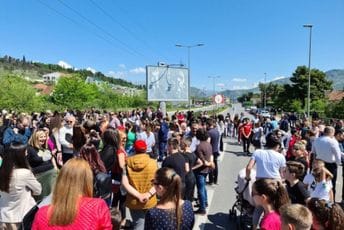 Protest roditelja đaka škole "Vladimir Nazor", djeca skandirala "Hoćemo školu" Protest roditelja đaka škole "Vladimir Nazor", djeca skandirala "Hoćemo školu"