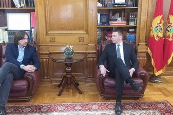 Sekulović predao dužnost Adžiću: Vjerujem da ćete svoju dužnost obavljati odgovorno i profesionalno Sekulović predao dužnost Adžiću: Vjerujem da ćete svoju dužnost obavljati odgovorno i profesionalno