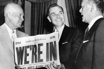 Filmski centar Crne Gore podržao četiri projekta sa 106.000 eura: Na spisku i priča o Majku Stepoviću Majk Stepović (u sredini) sa američkim predsjednikom Dvajtom Ajzenhauerom (lijevo) i državnim sekretarom Frenkom Sitonom, nakon što je Aljaska dobila status države