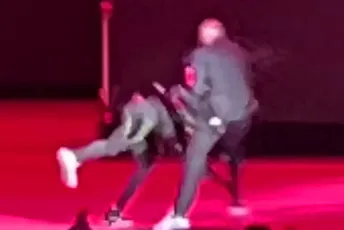 (VIDEO) Dejv Šapel napadnut dok je nastupao na festivalu komedije u Los Anđelesu (VIDEO) Dejv Šapel napadnut dok je nastupao na festivalu komedije u Los Anđelesu