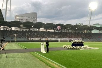 Suze i pjesma “Ima neka tajna veza” na oproštaju od Osima: “Bio je poseban” Suze i pjesma “Ima neka tajna veza” na oproštaju od Osima: “Bio je poseban”