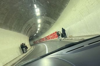 Tunel na Njegušima ukrašen patriotskim sloganom - Da je vječna Crna Gora Tunel na Njegušima ukrašen patriotskim sloganom - Da je vječna Crna Gora