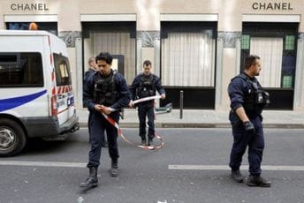 Naoružani kalašnjikovima opljačkali prodavnicu Šanela u Parizu Naoružani kalašnjikovima opljačkali prodavnicu Šanela u Parizu