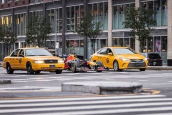 Sergio Perez u šampionskom bolidu putovao od Njujorka do Floride Sergio Perez u šampionskom bolidu putovao od Njujorka do Floride