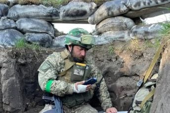 Ukrajinski profesor drži predavanja studentima iz rova dok brani zemlju Ukrajinski profesor drži predavanja studentima iz rova dok brani zemlju