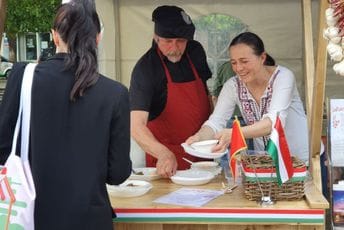 I diplomate na trgu: Mađari za Podgoričane pripremili gulaš (FOTO)