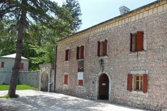 Bećković na Cetinju snima seriju o Njegošu Bećković na Cetinju snima seriju o Njegošu