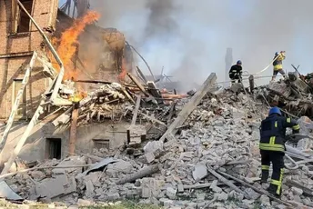 Rusi bombardovali školu u ukrajinskom selu, dvije osobe poginule, desetine pod ruševinama Rusi bombardovali školu u ukrajinskom selu, dvije osobe poginule, desetine pod ruševinama